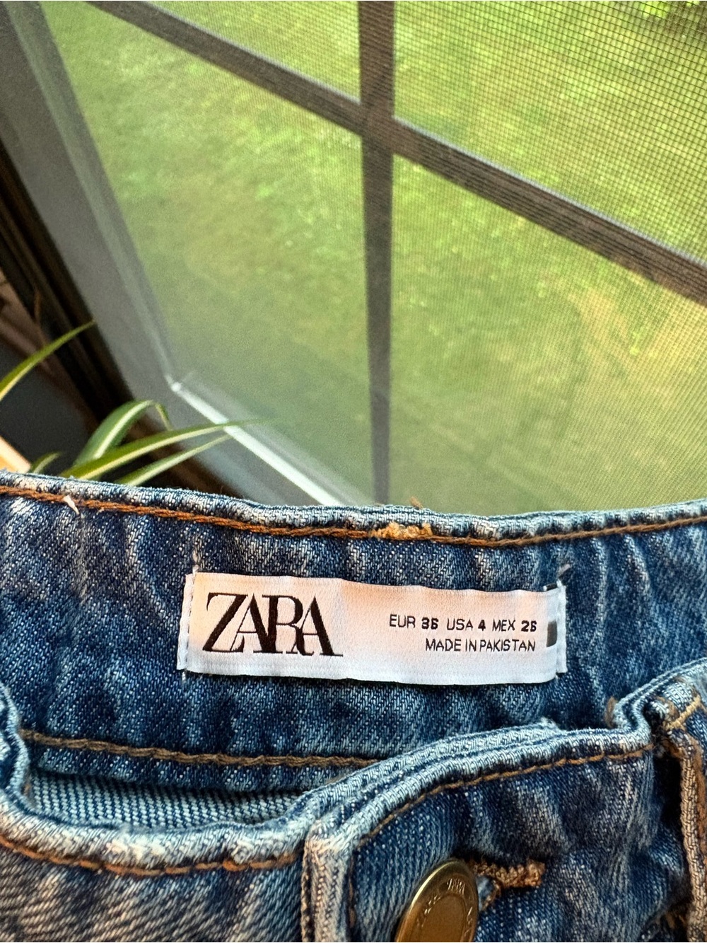 Zara Women’s Denim Shorts Size 4 NWOT - Picture 2 of 4